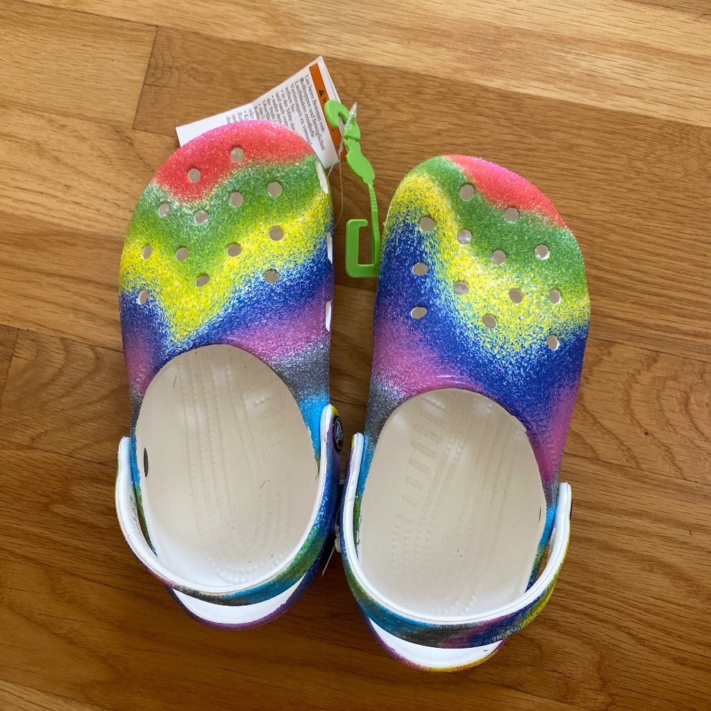Girls spray dye crocs